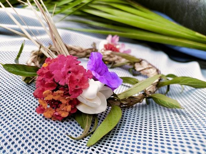 活动中，民眾可以DIY编织甜根子草花圈。（大内区公所提供／张毓翎台南传真）