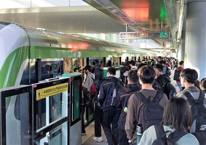 因应假日前一天下午涌现乘车人潮，台中捷运将自2月24日起缩短放假日前夕下午尖峰时段班距。（中捷公司提供／张亦惠台中传真）