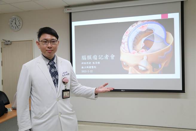 麻豆新楼医院医师张昂杰（左）表示，脑肿瘤会依大小、位置、性质状况而有不同的症状。（麻豆新楼医院提供／张毓翎台南传真）