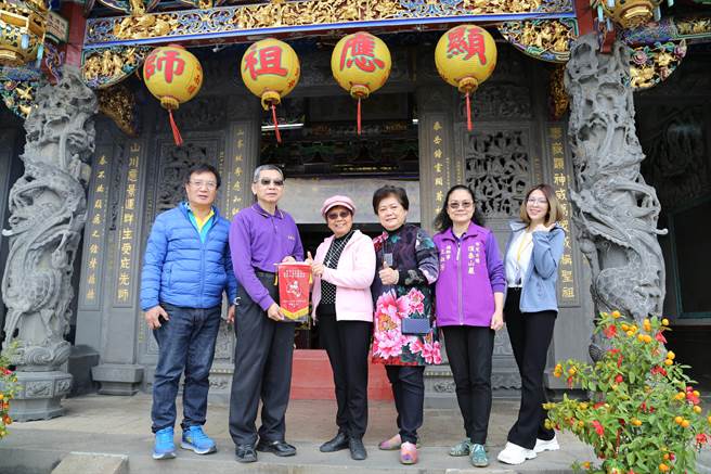 获顶泰山巖的善款协助兴建新家园，奇蹟之家主任邱加瑜今(22)日上午到顶泰山巖赠送感谢锦旗。(黄敬文翻摄)