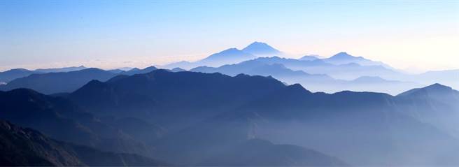 俯瞰遥望北大武山。(屏县府提供)