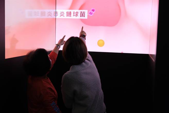 小港医院于2月22日至24日办理「神秘鼻腔透视巡迴展」，打造丰富的视觉与听觉飨宴，让大家能身歷其境，探索鼻腔带菌世界，也更了解防疫预防对策。（翻摄照片／高雄洪靖宜传真）