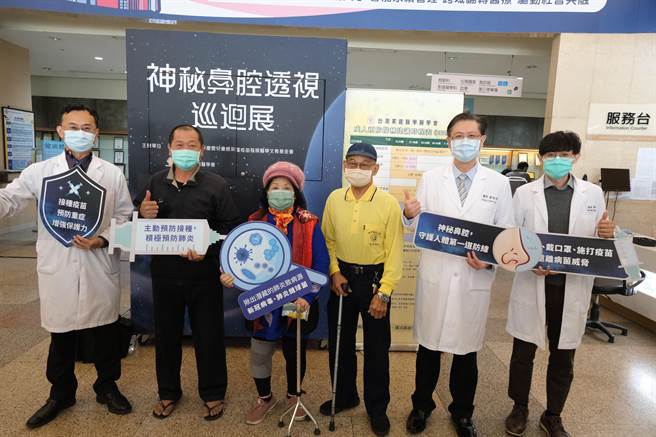 神秘鼻腔透视巡迴展医院邀请民眾参加卫教讲座，由陈煌麒医务秘书(左一)、耳鼻喉科简祯佑主任(右二)、家庭医学科黄焕智主任(右一)共同出席活动。（翻摄照片／高雄洪靖宜传真）