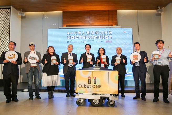 经济部技术处专委张能凯、高市府经发局专委陈怡良、工研院副院长张培仁、统一超商协理谢冠宏共同见证高雄亚湾推动数位转型成果。（柯宗纬翻摄）