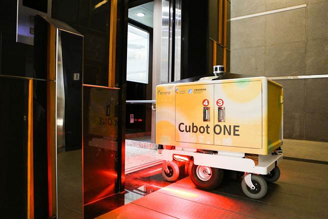 Cubot ONE有别于一般餐厅外送机器人，具备精准领单、安全外送及跨楼送单三大特色。（柯宗纬翻摄）