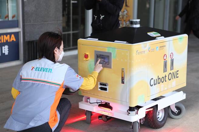 机器人外送员「Cubot ONE」服务，将从3月1日起至12月31日在高软园区试营运，可订购7-11商品。（柯宗纬翻摄）