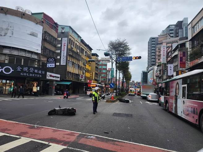 新北市三重三合路4段203巷口昨(21)日有三宝骑车载人准备左转穿越车道时，竟直接从两辆大车之间的空际驶出，导致另辆直行的机车骑士闪避不及，直接被三宝击落。(黄敬文翻摄)