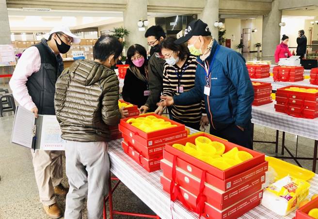 台中市政府农业局22日在阳明市政大楼1楼大厅，举办「112年度台中市优质茂谷柑果品评鑑活动」。(台中市政府提供)