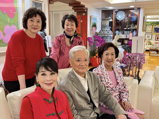 张璃敏和连战夫妻、亲友合影。（图／fb@Misty Chang）