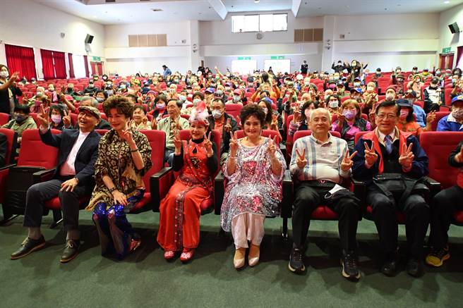 中视爱心基金会敬老演唱会「让爷奶成为心中的宝」22日下午在楠梓区高雄荣民之家举行，艺人们与民眾合影。（林瑞益摄）