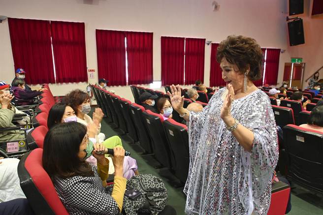 艺人康雅岚（右）走到舞台下与民眾互动。（林瑞益摄）