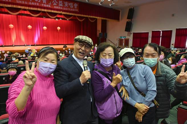 艺人康弘（左二）到楠梓区为长辈演出，他与老同学、民眾合影。（林瑞益摄）