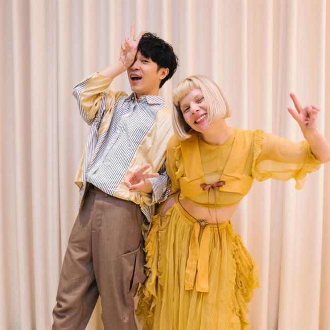 欧若拉也特地向青峰学了多句中文与台语。（环球音乐提供）