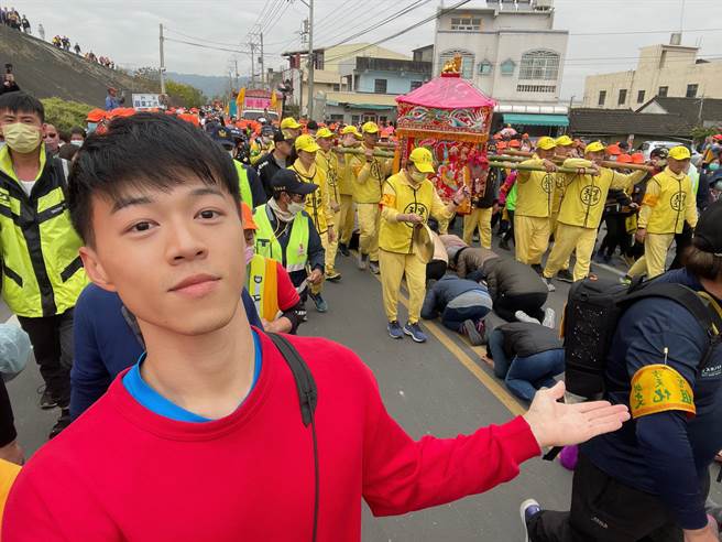游书庭人生第一次参与妈祖进香。（艾迪升传播提供）