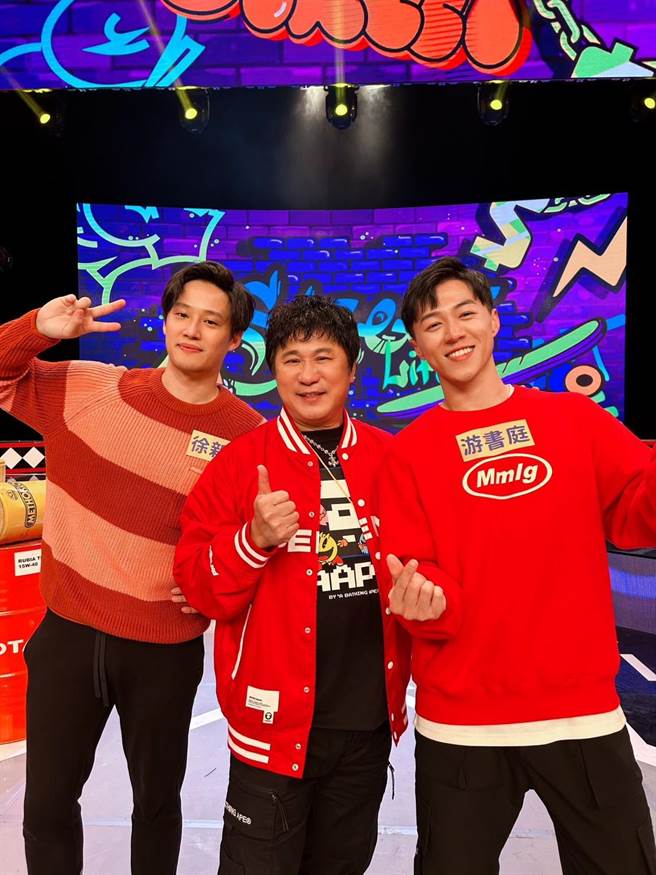 游书庭（右）和师弟徐新洋上节目，好表现让主持人胡瓜（中）称讚。（艾迪升传播提供）