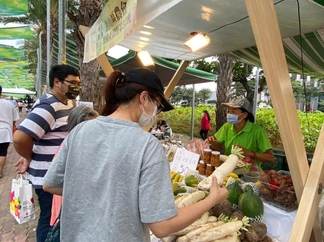 「神农市集」匯集全高雄在地化深耕优质小农与中南部地区优选农园产品，是全家大小周末的好去处。(高雄市农业局提供)
