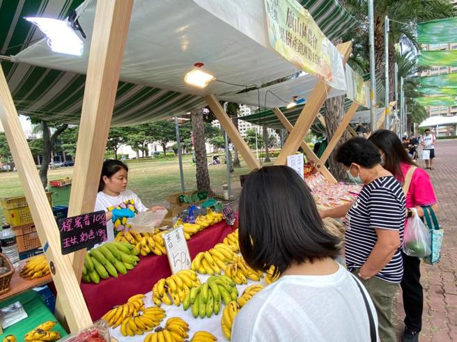 「111年农粮产品产销履歷辅导计画」成果展，除产销履歷农产展售外，还有食农教育闯关活动等(高雄市农业局提供)