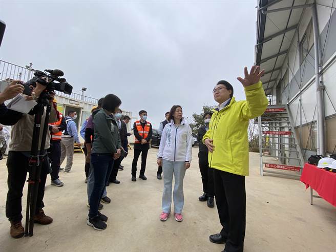 内政部长林右昌22日到台中龙井视察「台中市龙井区中科园区西南向联外道路」工程进度。（冯惠宜摄）