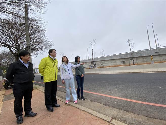 内政部长林右昌22日到台中龙井视察「台中市龙井区中科园区西南向联外道路」工程进度。（冯惠宜摄）