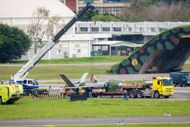 中科院腾云无人机今（22日）上午11时许在空军花莲基地进行飞行降落时，突然发生衝出跑道到草坪区的状况，造成机身毁损。（花莲航迷提供）
