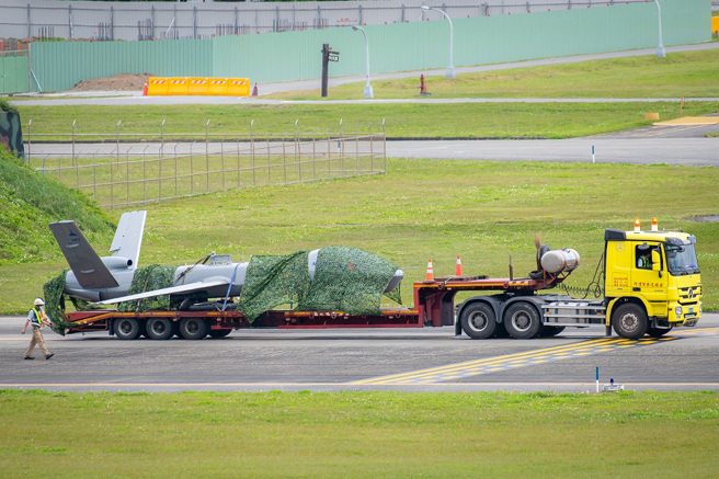 中科院腾云无人机今（22日）上午11时许在空军花莲基地进行飞行降落时，突然发生衝出跑道到草坪区的状况，造成机身毁损。（花莲航迷提供）