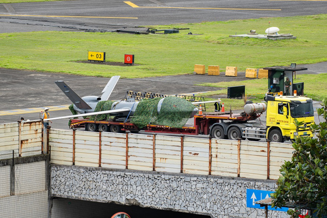 中科院腾云无人机今（22日）上午11时许在空军花莲基地进行飞行降落时，突然发生衝出跑道到草坪区的状况，造成机身毁损。（花莲航迷提供）