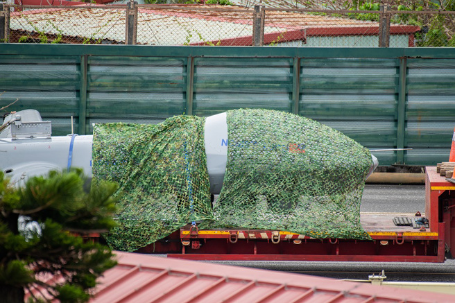 中科院腾云无人机今（22日）上午11时许在空军花莲基地进行飞行降落时，突然发生衝出跑道到草坪区的状况，造成机身毁损。（花莲航迷提供）