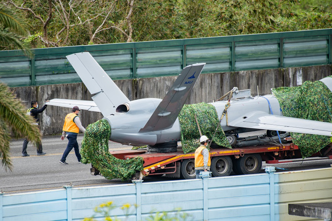 中科院腾云无人机今（22日）上午11时许在空军花莲基地进行飞行降落时，突然发生衝出跑道到草坪区的状况，造成机身毁损。（花莲航迷提供）