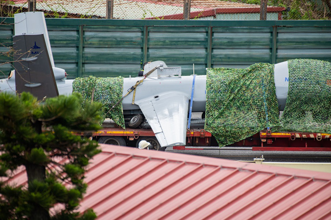 中科院腾云无人机今（22日）上午11时许在空军花莲基地进行飞行降落时，突然发生衝出跑道到草坪区的状况，造成机身毁损。（花莲航迷提供）