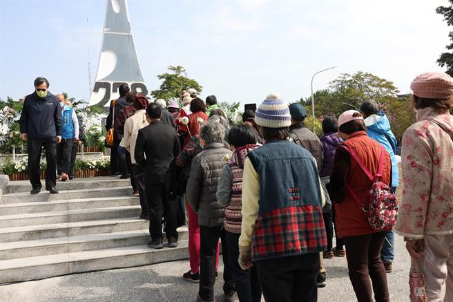 嘉義市今舉辦228追思紀念會，以傳遞鮮花方式傳達愛與和平。（嘉義市政府提供／呂妍庭嘉義傳真）