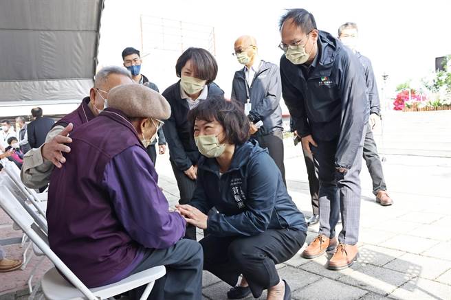 嘉義市長黃敏惠向嘉義市228紀念文教基金會董事長江榮森等家屬致意。（嘉義市政府提供／呂妍庭嘉義傳真）