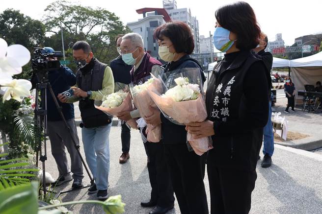 嘉義市今舉辦228追思紀念會，以傳遞鮮花方式傳達愛與和平。（嘉義市政府提供／呂妍庭嘉義傳真）