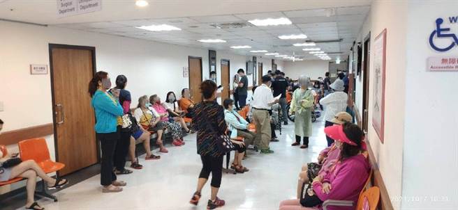 228连假首日新北市大部分医院维持平时周六门诊时间。（新北市卫生局提供）