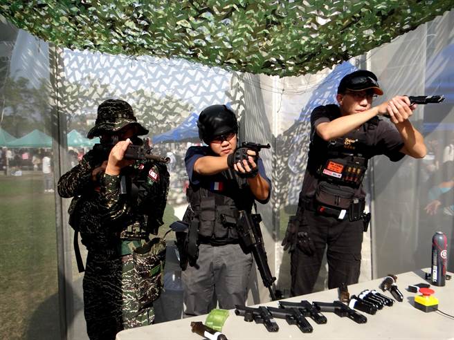 生存游戏社同学身着全套战斗服，手持瓦斯枪进行bb弹射击，帅气身影吸引同学围观。(正修科大提供／林雅惠传真)