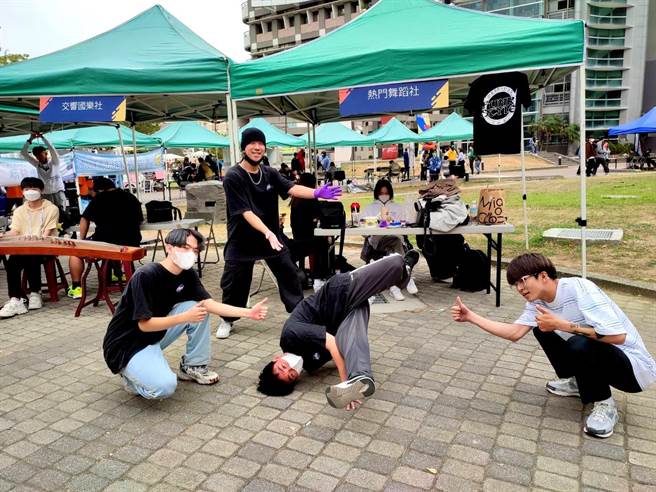 热情带劲的舞姿，时而倒立用手撑起全身、时而手脚在地上又跳又蹬的，可说是动感十足，令人看得目不转睛。(正修科大提供／林雅惠传真)