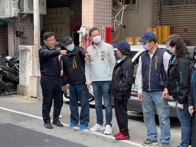 台中市西屯区逢福里疑因自来水管线老旧，夜间供水量严重不足，经常停水，立委张廖万坚等人邀集相关单位会勘。(林欣仪摄)