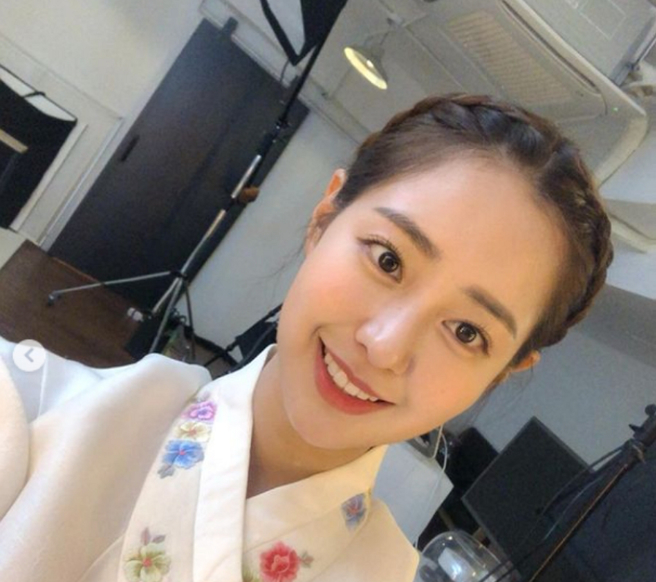 韩国首尔大学音乐系美女出演恋爱实境秀《单身即地狱2》，被挖出曾是春香小姐冠军还撞脸女神金泰希。（图／摘自申瑟琪IG）