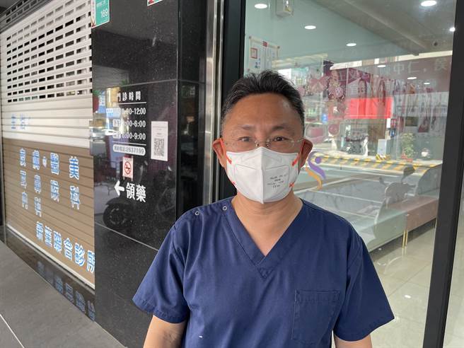 王文哲拿出萧嘉蓉与王建民的对话纪录反击。（曹婷婷摄）