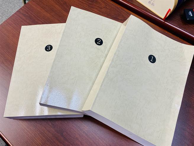 王文哲出示妻子与王建民的3大本对话纪录，双方讯息多达4万则。（曹婷婷摄）