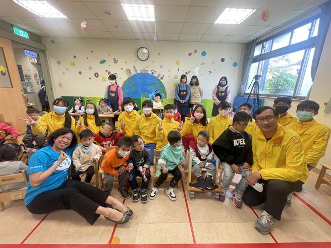 桃园市东兴国中完成募款行脚之旅，将逾18万元及各单位捐助款项捐赠给心路基金会桃园分会。（吕筱蝉摄）