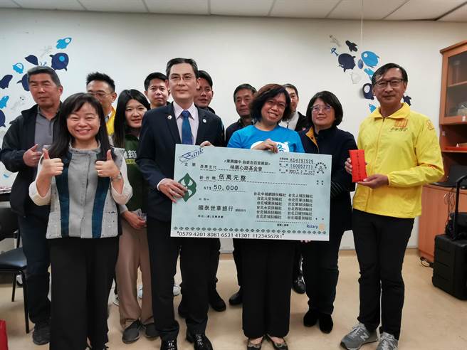 桃园市东兴国中完成募款行脚之旅，将逾18万元及各单位捐助款项捐赠给心路基金会桃园分会。（吕筱蝉摄）