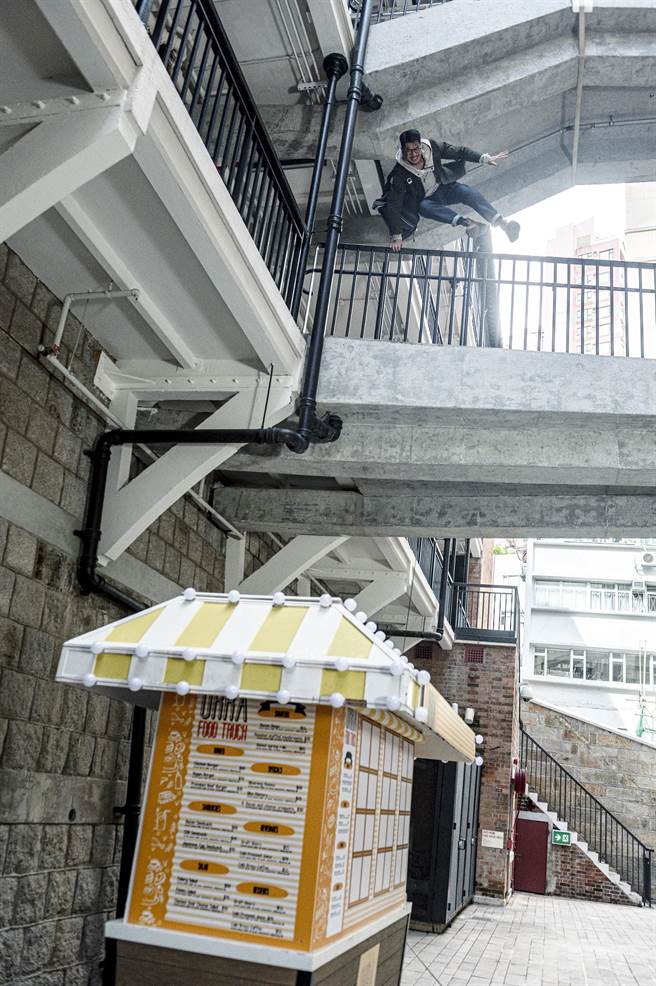 郭富城一场翻越栏杆飞身向下跳的戏，让全场瞬间吓傻。（华映提供）