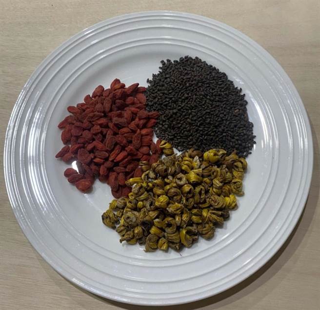 眼科医师洪启庭指出，一定比例的决明子、枸杞与霍山石斛将可以有效增加眼睛调节力，改善老花眼、降眼压与避免白内障恶化。（洪启庭提供／柯宗纬高雄传真）