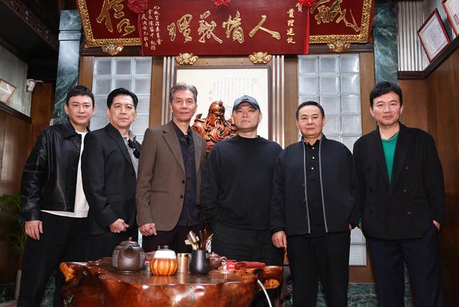 《角头》影集演员王识贤（左起）、高捷、太保、监制张威演、蔡振南、孙鹏。（陈俊吉摄）