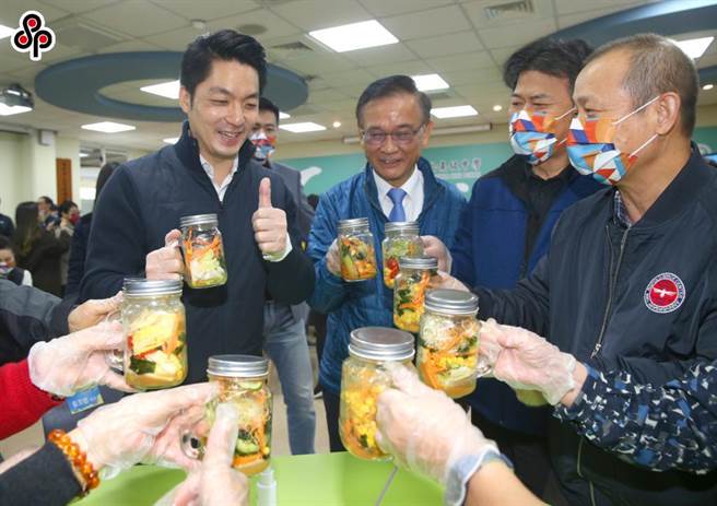 台北市长蒋万安（左）与教育局汤志民（左二）22日出席「乐龄市民进修券课程体验活动」。（陈君玮摄）