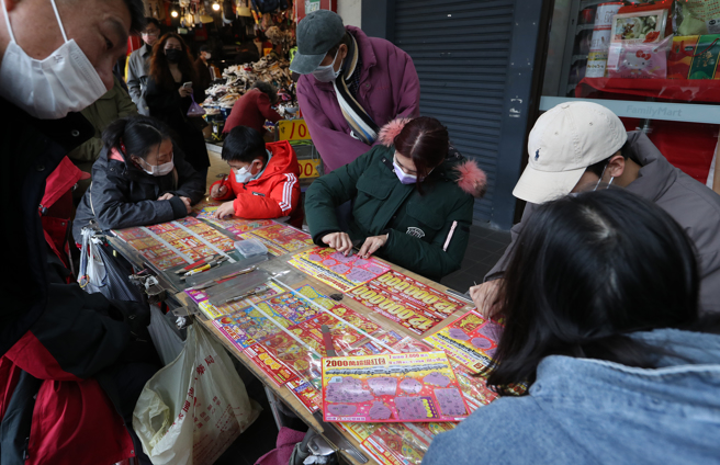 威力彩明（23日）头奖上看10亿，小孟老师在脸书上分享开运时辰和方位，并点名摩羯座、水瓶座、牡羊座、金牛座财运超旺。（刘宗龙摄）