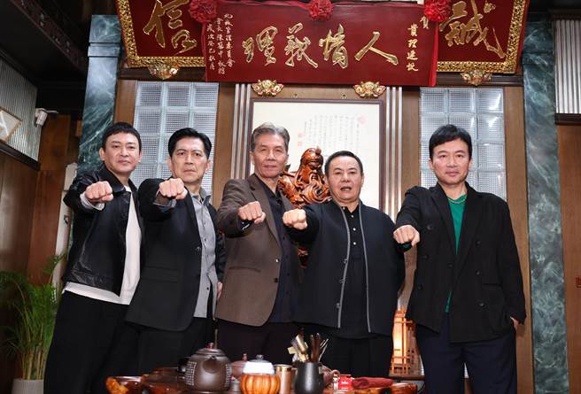 孙鹏与《角头》影集演员蔡振南、太保、高捷、王识贤等人出席探班记者会。（陈俊吉摄）