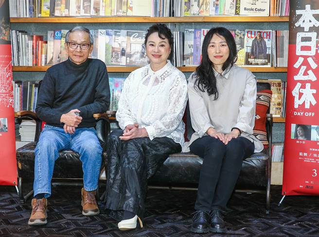 监制吴念真（左起）、陆小芬、导演傅天余为《本日公休》接受访问。（粘耿豪摄）