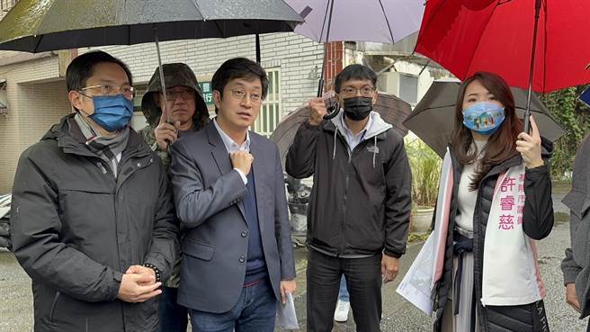 立委蔡适应（左2）邀集基隆市交通处长王圳宏（左1）、基隆市议员许睿慈（右1）现场会勘，希望市府能儘快办理，共同改善停车环境。（蔡适应服务处提供／张志康基隆传真）