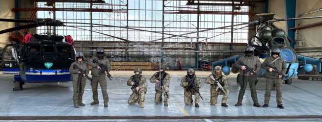 烏克蘭特種部隊與黑鷹直升機的合影，另一架是Mi-24雌鹿直升機。(圖/GUR)